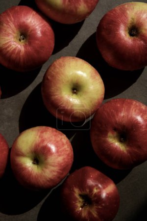 Téléchargez les photos : Pommes rouges fraîches. Délicieuses et juteuses pommes du jardin. Concept végétalien de nutrition vitaminique. - en image libre de droit