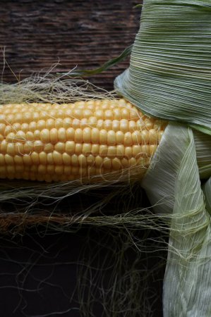 Téléchargez les photos : Gros plan coloré et organique sur le maïs. Photographie d'art. - en image libre de droit