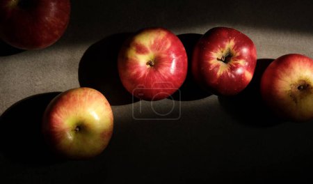 Foto de Manzanas rojas. Manzanas coloridas en primer plano sobre un fondo oscuro. Bellas artes fotografía. - Imagen libre de derechos