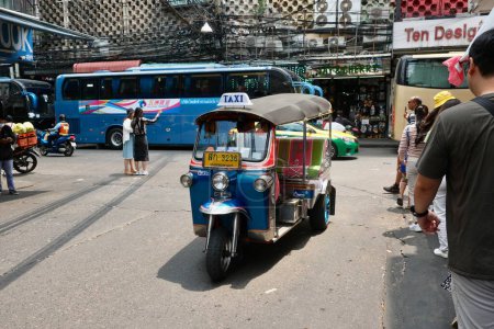 Téléchargez les photos : Les taxis Tuk-Tuk sont très populaires en Asie du Sud-Est. Dans les rues de Bangkok. 18 mars 2023 Bangkok, Thaïlande. - en image libre de droit