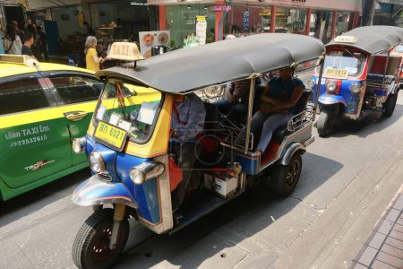 Foto de Los taxis Tuk-Tuk son muy populares en el sudeste asiático. En las calles de Bangkok. 18 de marzo de 2023 Bangkok, Tailandia. - Imagen libre de derechos