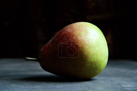 Foto de Un apetito, jugoso, pera colorida. Una pera orgánica en primer plano. - Imagen libre de derechos