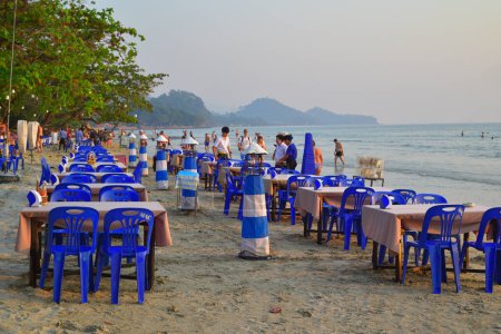 Téléchargez les photos : Restaurant du soir sur la belle rive de la mer siamoise. Koh Chang Island Thaïlande 7 février 2018. - en image libre de droit