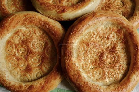 Foto de Hermosos panes planos en primer plano. El pan plano es el principal tipo de pan en Asia Central. Delicioso, pan fragante. - Imagen libre de derechos