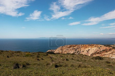 Meerblick auf die blaue Küste bei Sesimbra, Portugal 