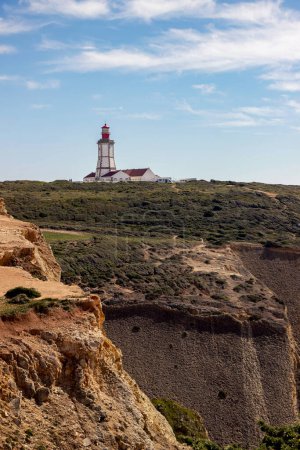 Landschaft von Cape Espichel Leuchtturm auf Klippe in Sesimbra, Portugal