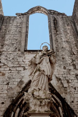 Téléchargez les photos : Vieilles ruines à l'église du couvent Carmo à Lisbonne - en image libre de droit