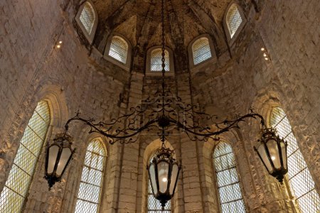 Téléchargez les photos : Vieilles ruines à l'église du couvent Carmo à Lisbonne - en image libre de droit