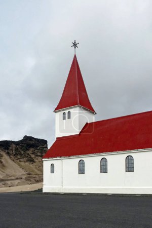 fachada exterior de la iglesia de Reyniskirkja en Islandia 