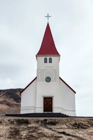 façade extérieure de l'église Reyniskirkja en Islande 
