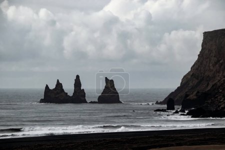 Landschaft aus Reynisdrangar-Felsen im Ozean in Vik, Island 