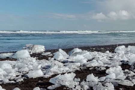 bloques de hielo en la playa de diamantes negro en Islandia 