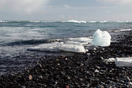 blocs de glace sur la plage de diamants noirs en Islande 