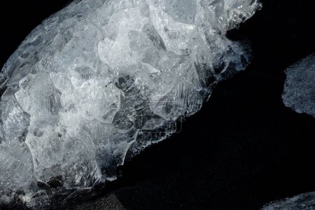 blocs de glace sur la plage de diamants noirs en Islande 