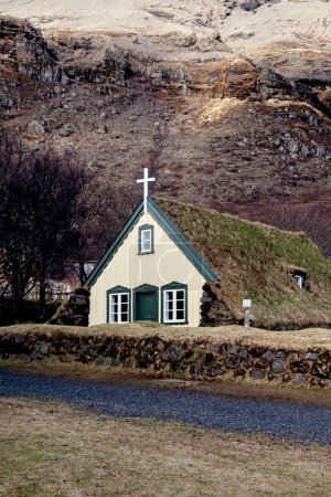 façade extérieure de l'église Hofskirkja en Islande 