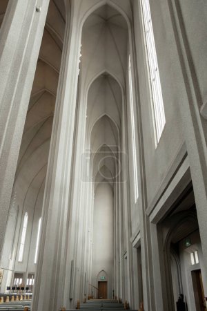 Foto de Fachada interior de la iglesia Hallgrimskirkja en Islandia - Imagen libre de derechos