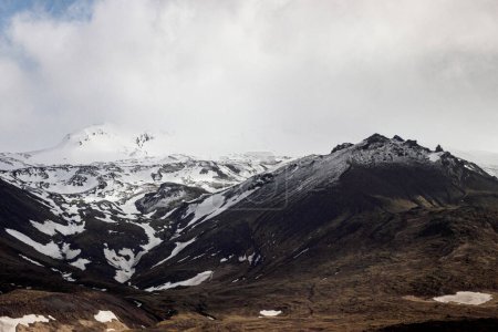 Schneelandschaft am Vulkanberg in Island 