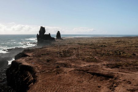 Landschaft der Steinbildung am Londrangar-Kliff in Island