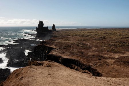 paisaje de formación de piedra en el acantilado de Londrangar en Islandia