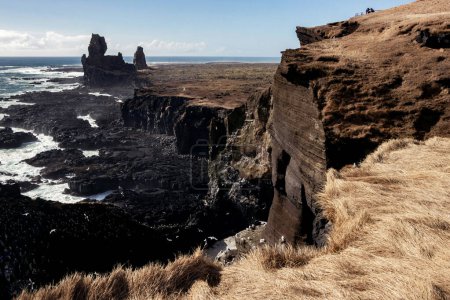Landschaft der Steinbildung am Londrangar-Kliff in Island