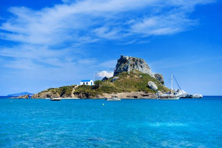 Téléchargez les photos : Chapelle grecque sur un rocher dans la baie de Kefalos sur l'île de Kos en Grèce - en image libre de droit