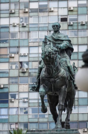 Foto de MONTEVIDEO, URUGUAY - 29 de diciembre de 2023: Monumento a José Artigas, Plaza Independencia, famosa plaza del pueblo. - Imagen libre de derechos