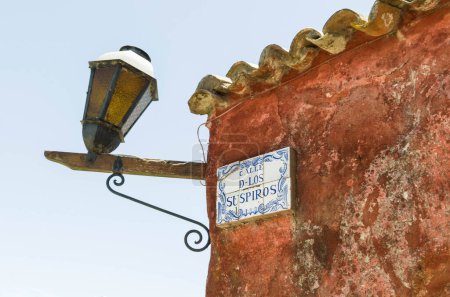Téléchargez les photos : Rue célèbre dans la ville de Colonia del sacramento appelé Calle de los Suspiros (Rue des soupirs). - en image libre de droit