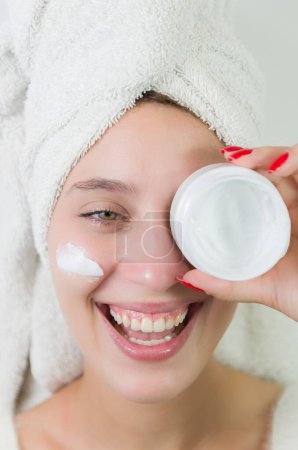 Hautpflege, Produkt und Frau mit Creme im Gesicht und aufgeregter Werbung für luxuriöse Hautpflege. Dermatologie, Wellness-Kosmetik und Gesichtsbehandlung für glückliches Model-Mädchen isoliert auf Studiohintergrund