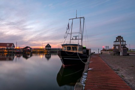 Téléchargez les photos : Harbor from the historical village Hindeloopen at the IJsselmeer in Friesland the Netherlands at sunset - en image libre de droit