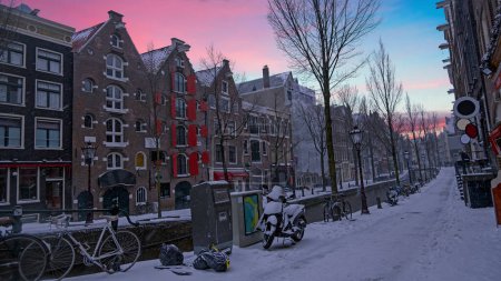 Téléchargez les photos : Snowy Amsterdam at the red light district in winter in the Netherlands - en image libre de droit