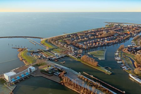 Téléchargez les photos : Aérien du port et de la ville Stavoren à l'IJsselmeer aux Pays-Bas - en image libre de droit