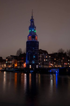 Téléchargez les photos : La tour Montelbaan à Amsterdam Pays-Bas la nuit - en image libre de droit