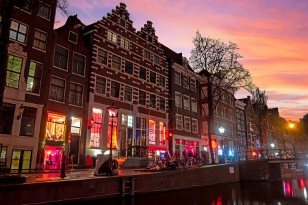 Téléchargez les photos : Quartier rouge d'Amsterdam Pays-Bas la nuit - en image libre de droit