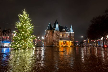 Téléchargez les photos : Christmas time on the Nieuwmarkt in Amsterdam the Netherlands by night - en image libre de droit