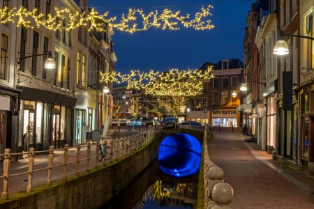 Foto de The traditional city Leeuwarden in the Netherlands at christmas time at night - Imagen libre de derechos