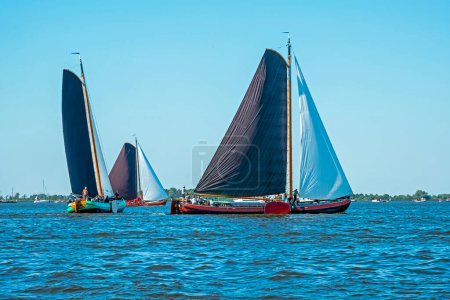 Téléchargez les photos : Traditional Frisian wooden sailing ships in a yearly competition in the Netherlands - en image libre de droit