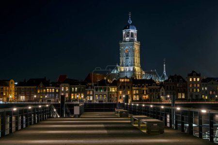 Foto de The city Deventer in the Netherlands by night with the Lebuinus church - Imagen libre de derechos
