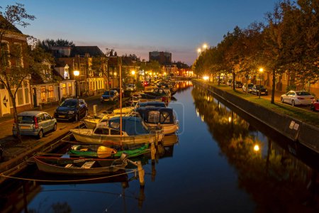 Téléchargez les photos : Maisons médiévales dans la ville historique de Sneek aux Pays-Bas la nuit - en image libre de droit