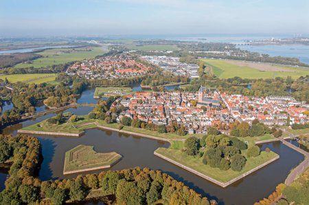 Téléchargez les photos : Aérien de la ville traditionnelle Naarden aux Pays-Bas - en image libre de droit