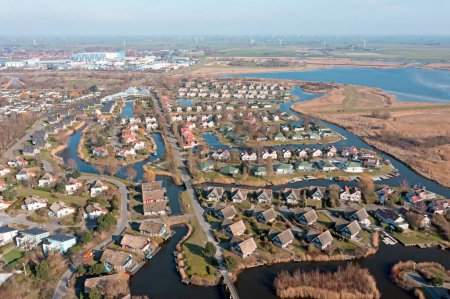 Téléchargez les photos : Vue aérienne d'un paysage typiquement hollandais : maisons et eau en Frise aux Pays-Bas - en image libre de droit
