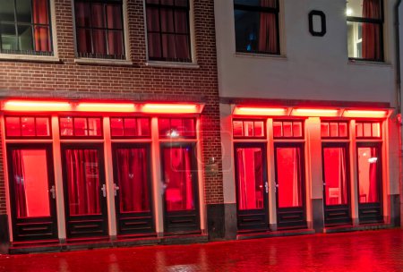 Téléchargez les photos : Fenêtres dans le quartier des feux rouges à Amsterdam aux Pays-Bas la nuit - en image libre de droit