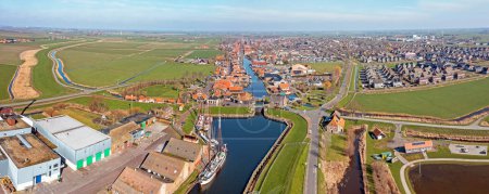 Téléchargez les photos : Panorama aérien de la ville historique Workum en Frise aux Pays-Bas - en image libre de droit