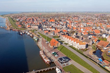 Téléchargez les photos : Aérien de la ville historique Makkum en Frise aux Pays-Bas - en image libre de droit
