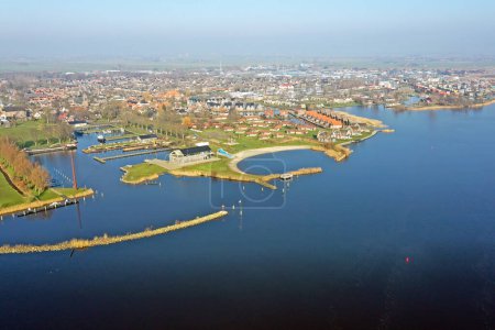Foto de Aérea de la ciudad histórica Heeg en Frisia los Países Bajos - Imagen libre de derechos