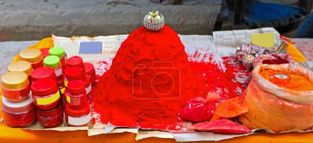 Téléchargez les photos : Sindoor couleur rouge orange ou kumkum sur le marché en Inde - en image libre de droit