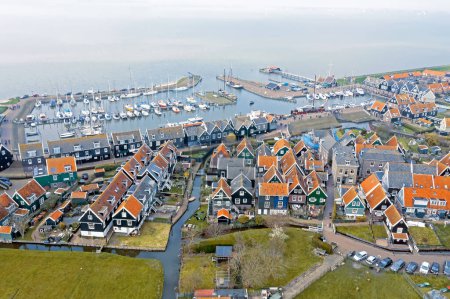 Téléchargez les photos : Aérien du village historique et du port Marken aux Pays-Bas - en image libre de droit