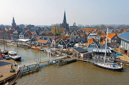 Luftaufnahme von der traditionellen Stadt Monnickendam in den Niederlanden