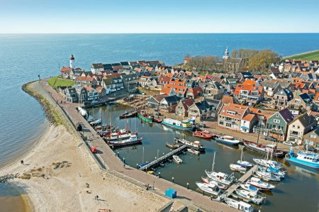 Téléchargez les photos : Aérien du village historique Urk aux Pays-Bas - en image libre de droit