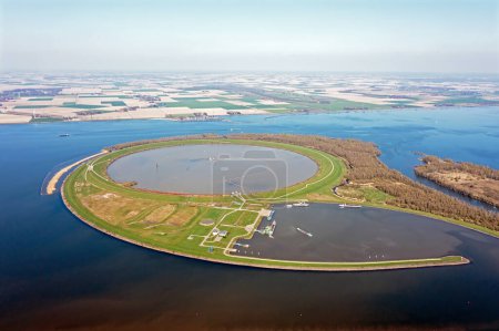 Téléchargez les photos : Aérien d'IJsseloog qui est une île artificielle au milieu de la Ketelmeer qui vise à stocker les boues contaminées du fond du lac. - en image libre de droit