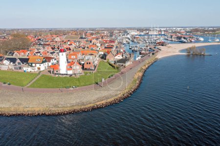 Foto de Aérea de la ciudad tradicional Urk en el IJsselmeer en los Países Bajos - Imagen libre de derechos